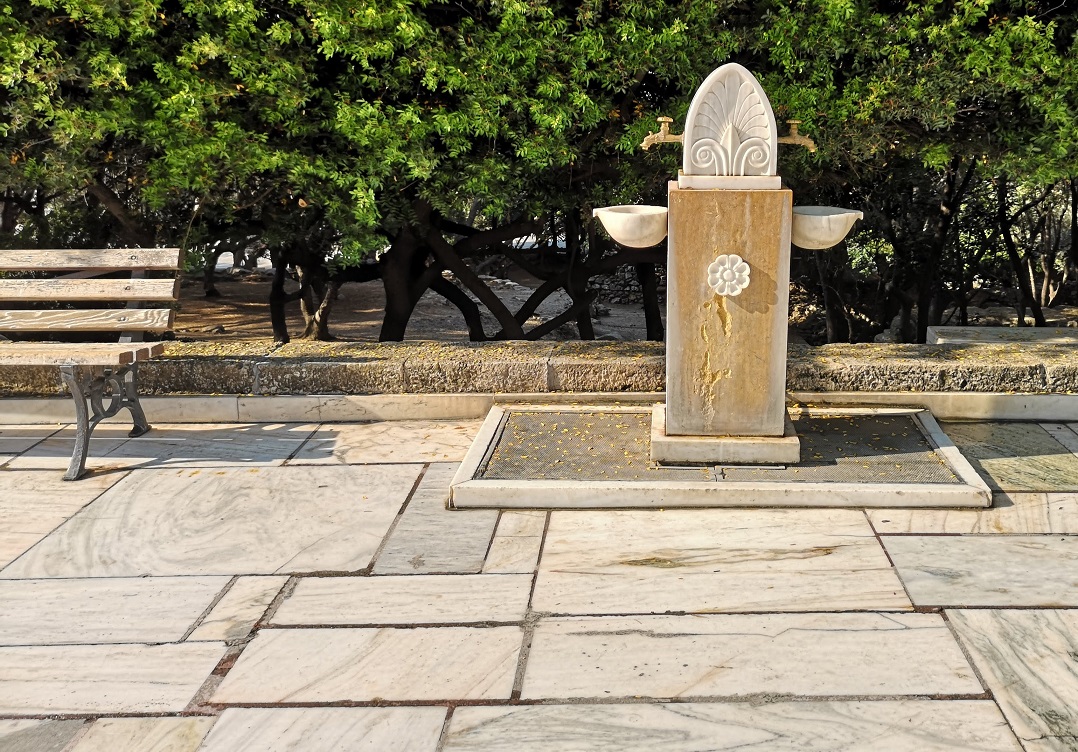 Small decorated water fountain with 2 basins and flower motif