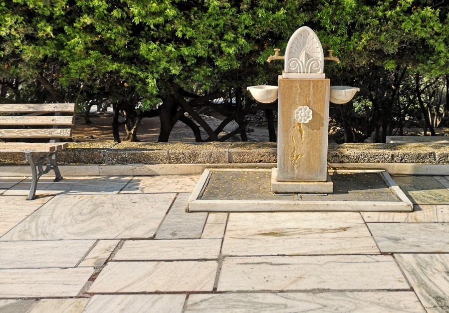 Small decorated water fountain with 2 basins and flower motif