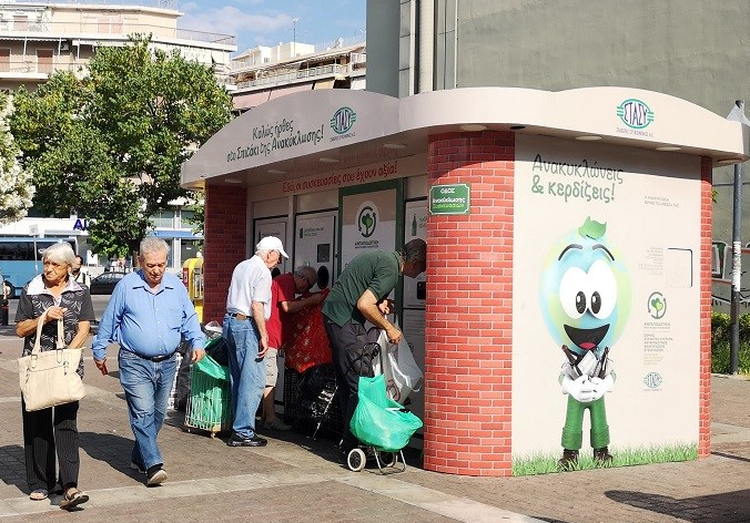 Emptying bottles for recycling