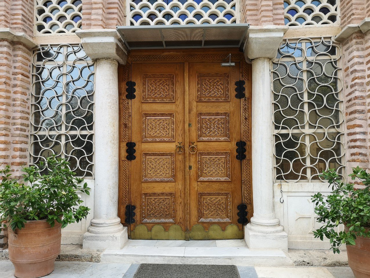 2 White columns with lattice work 