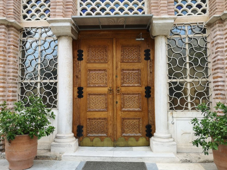 2 White columns with lattice work 