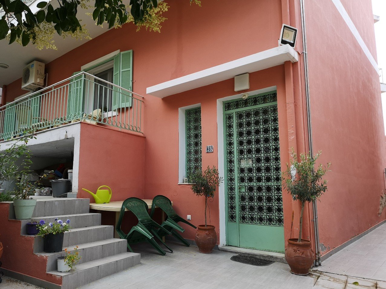 Pink walls and green lattice doorway 