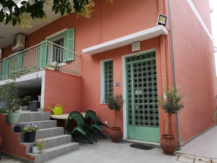 Pink walls and green lattice doorway 