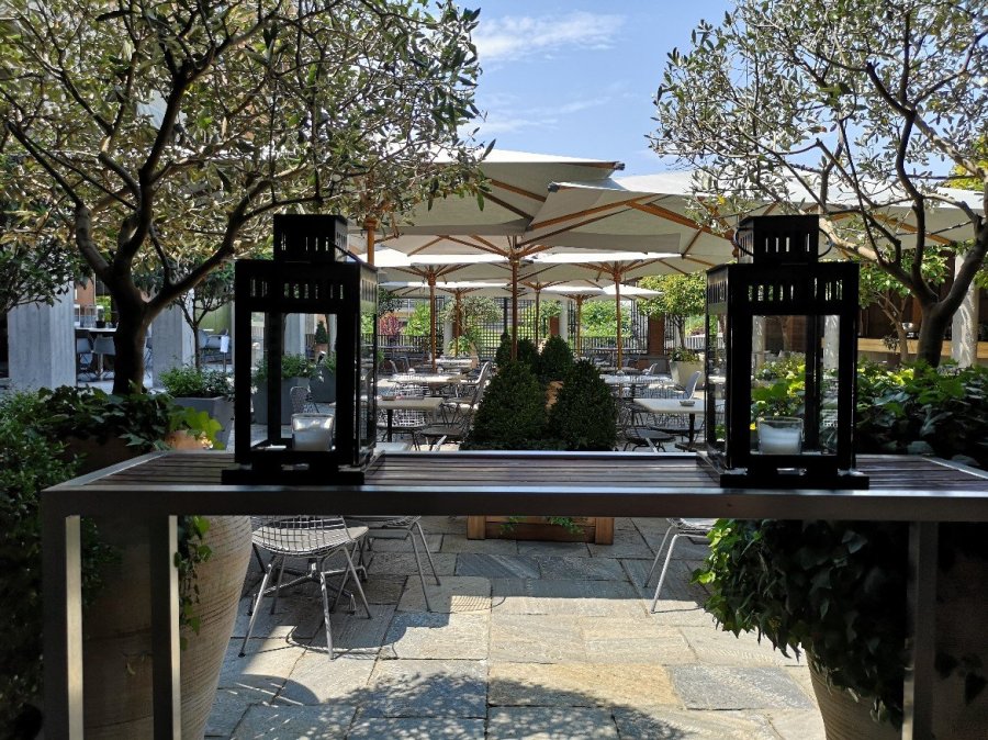Outdoor restaurant with foliage 