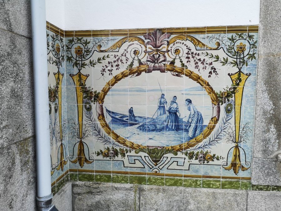 decorative tiles Portuguese town web link
