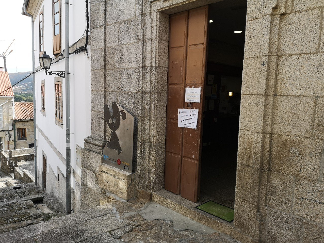 signage albergue hostel